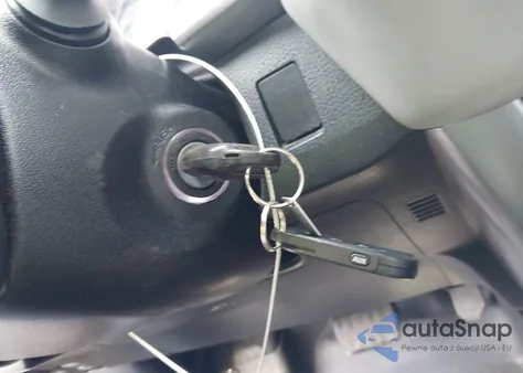 2017 Toyota Rav4 Xle z USA, uszkodzony, nr VIN JTMRFREV9HJ703746